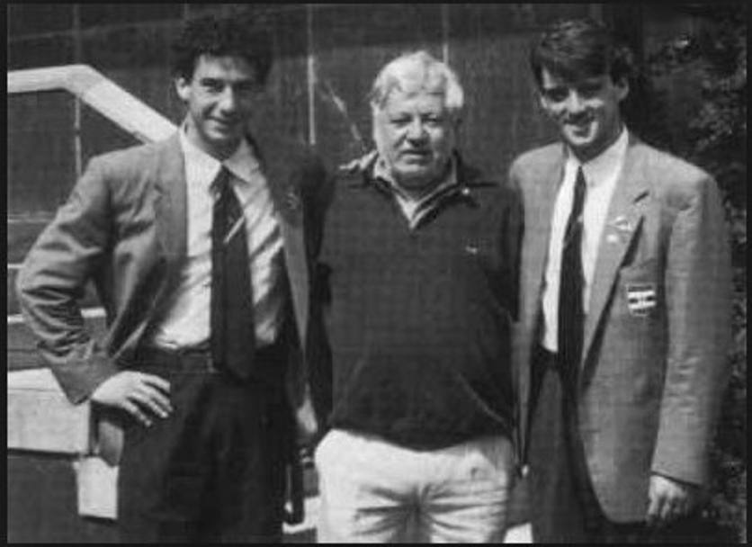 Il ricordo postato sui social da Roberto Mancini. In foto, da sinistra a destra, Vialli, Paolo Villaggio e Mancini